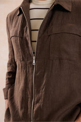 Herresæt med brunt hørjakke med lynlås og beige bukser, smart casual sommeroutfit