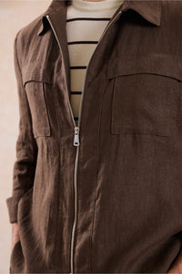 Herresæt med brunt hørjakke med lynlås og beige bukser, smart casual sommeroutfit