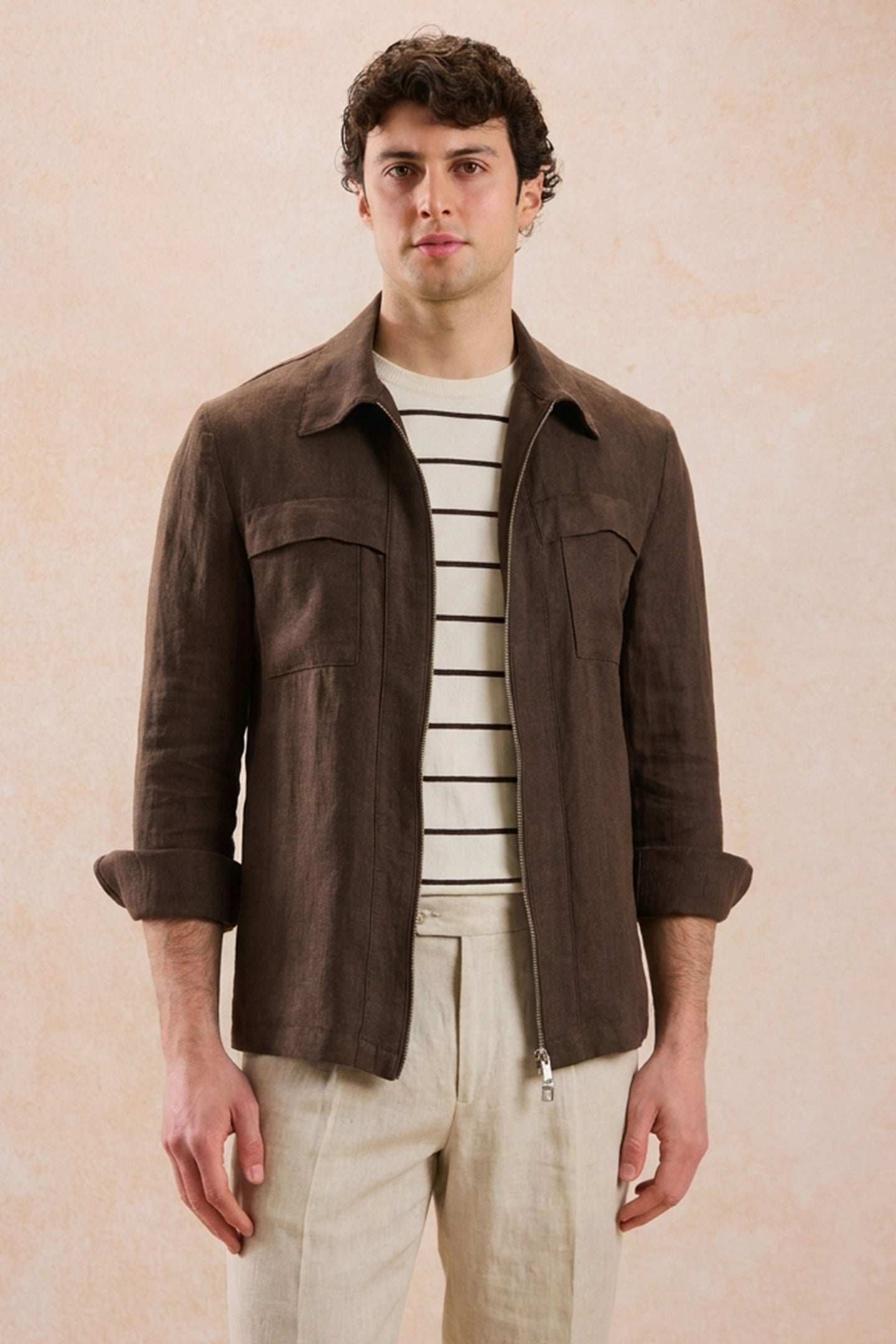 Herresæt med brunt hørjakke med lynlås og beige bukser, smart casual sommeroutfit