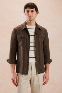 Herresæt med brunt hørjakke med lynlås og beige bukser, smart casual sommeroutfit