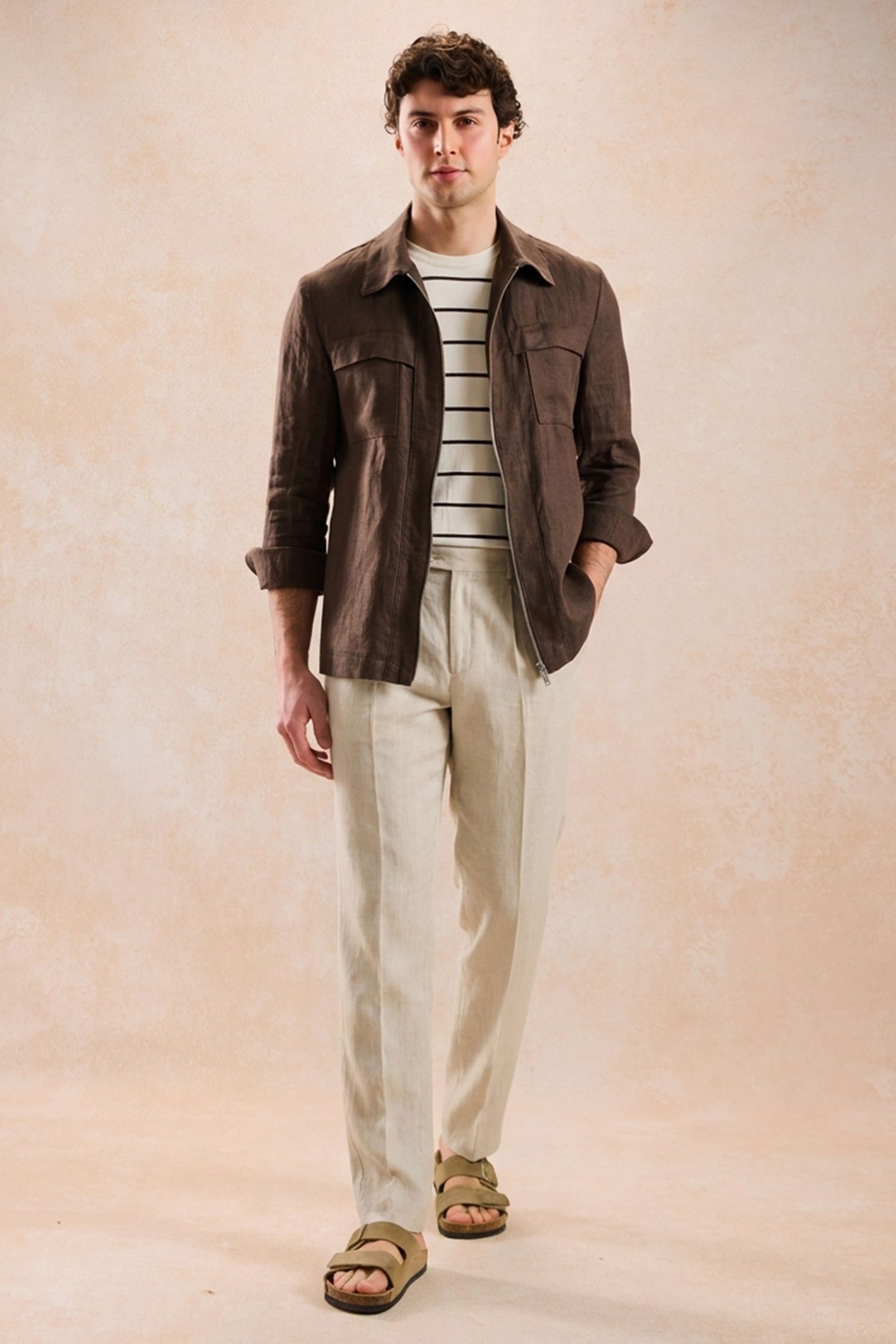 Herresæt med brunt hørjakke med lynlås og beige bukser, smart casual sommeroutfit