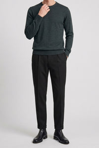 Herre marineblå strikket sweater med rund hals og almindelig pasform