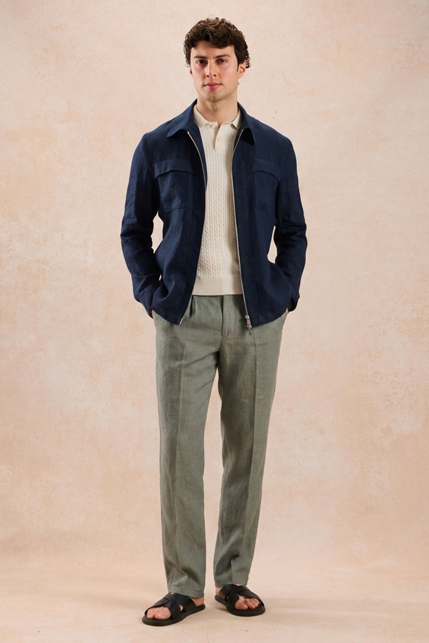 Herre marineblåt hørjakke med lynlås og salviefarvede bukser sæt smart casual sommeroutfit