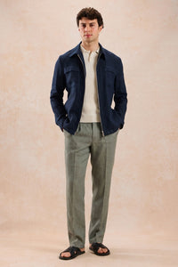 Herre marineblåt hørjakke med lynlås og salviefarvede bukser sæt smart casual sommeroutfit