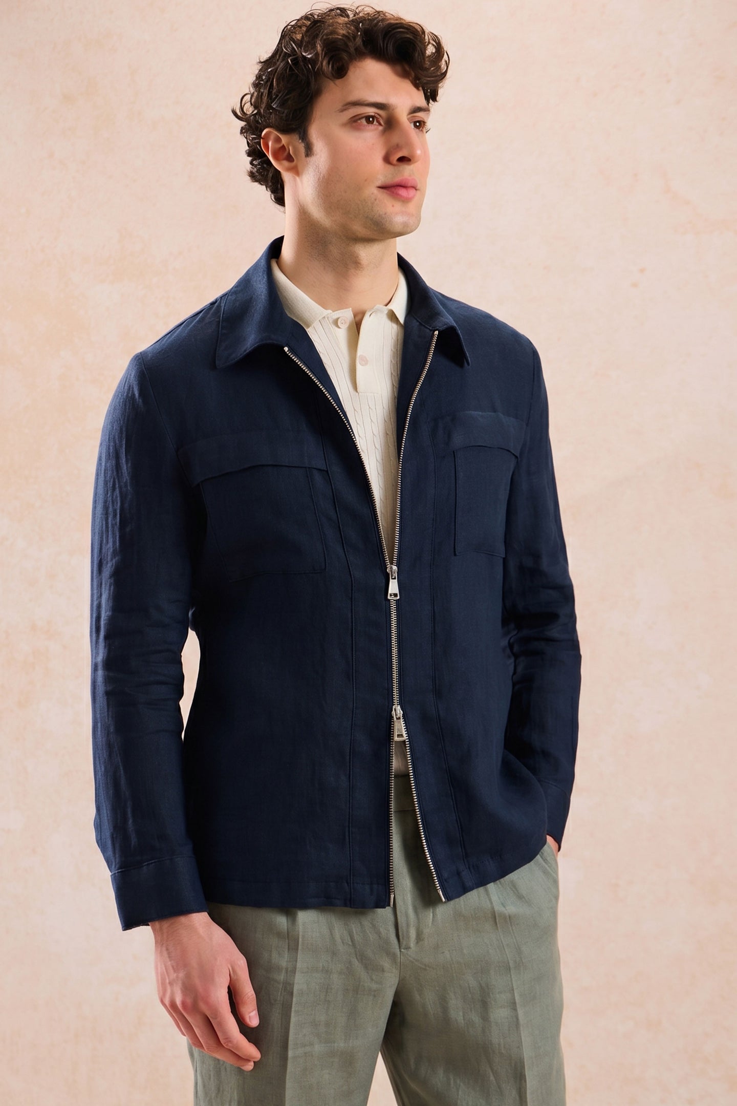 Herre marineblåt hørjakke med lynlås og salviefarvede bukser sæt smart casual sommeroutfit