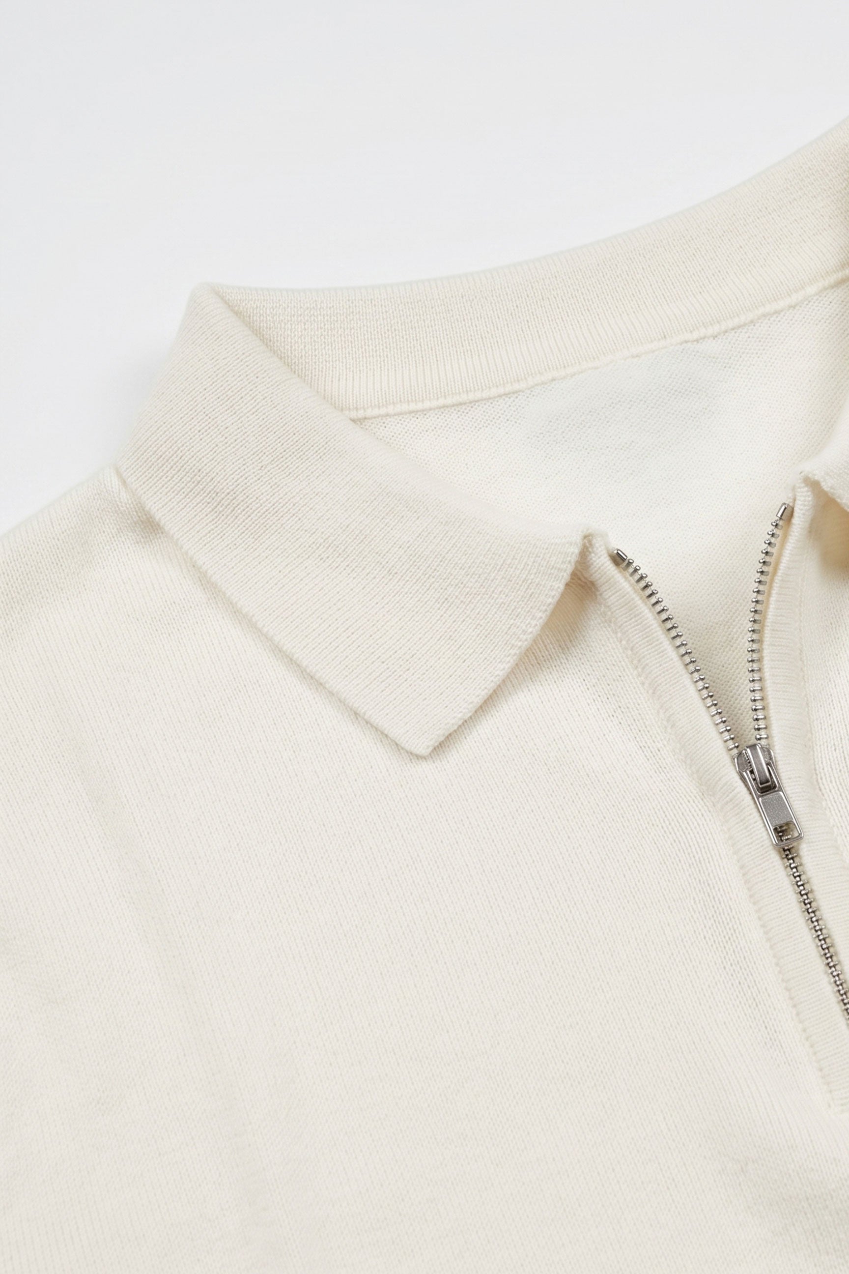 Herre Off-white strikket poloshirt med lynlåsudskæring og korte ærmer i blød blanding