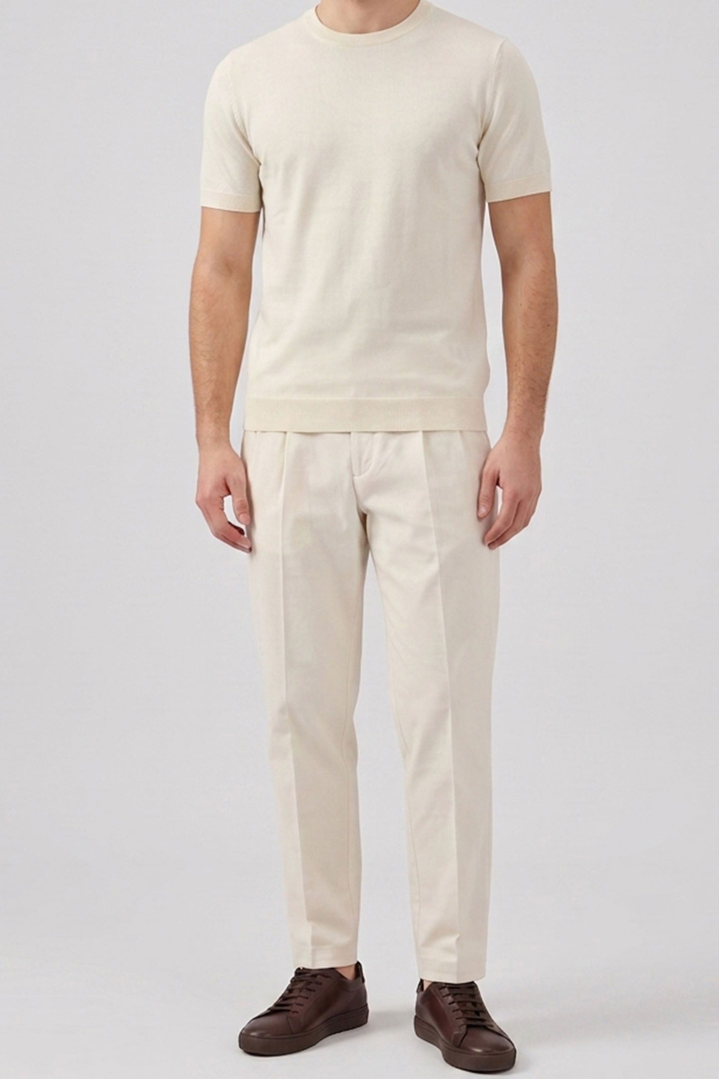Herre Off-white strikket T-shirt med normal pasform og rund hals, korte ærmer
