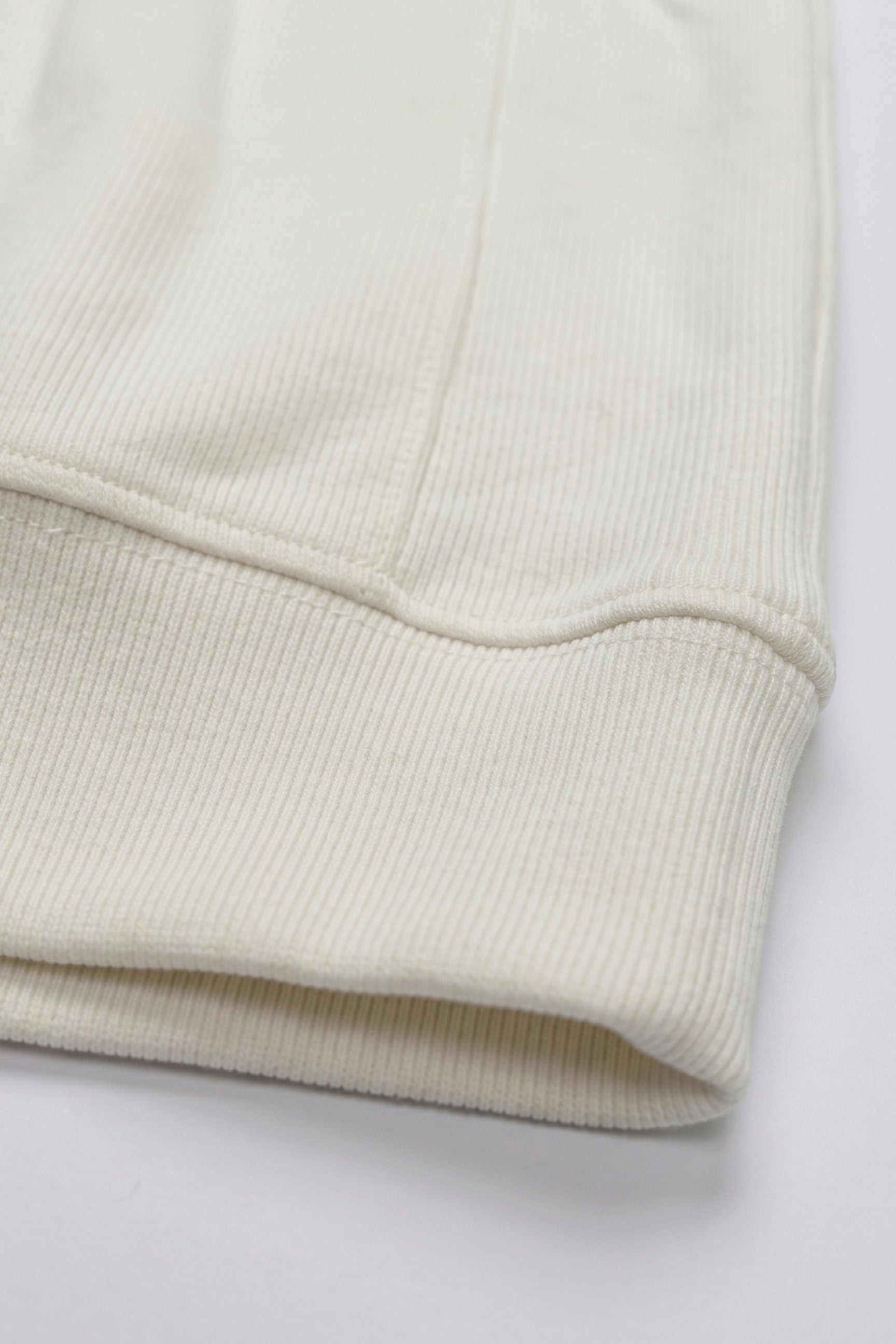 Herresweatshirt med kvart lynlås i off-white og bomuldsblanding med pullover med tragtudskæring