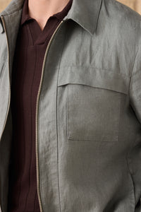 Herresæt med salviegrøn hørjakke med lynlås og beige bukser - smart, afslappet sommeroutfit