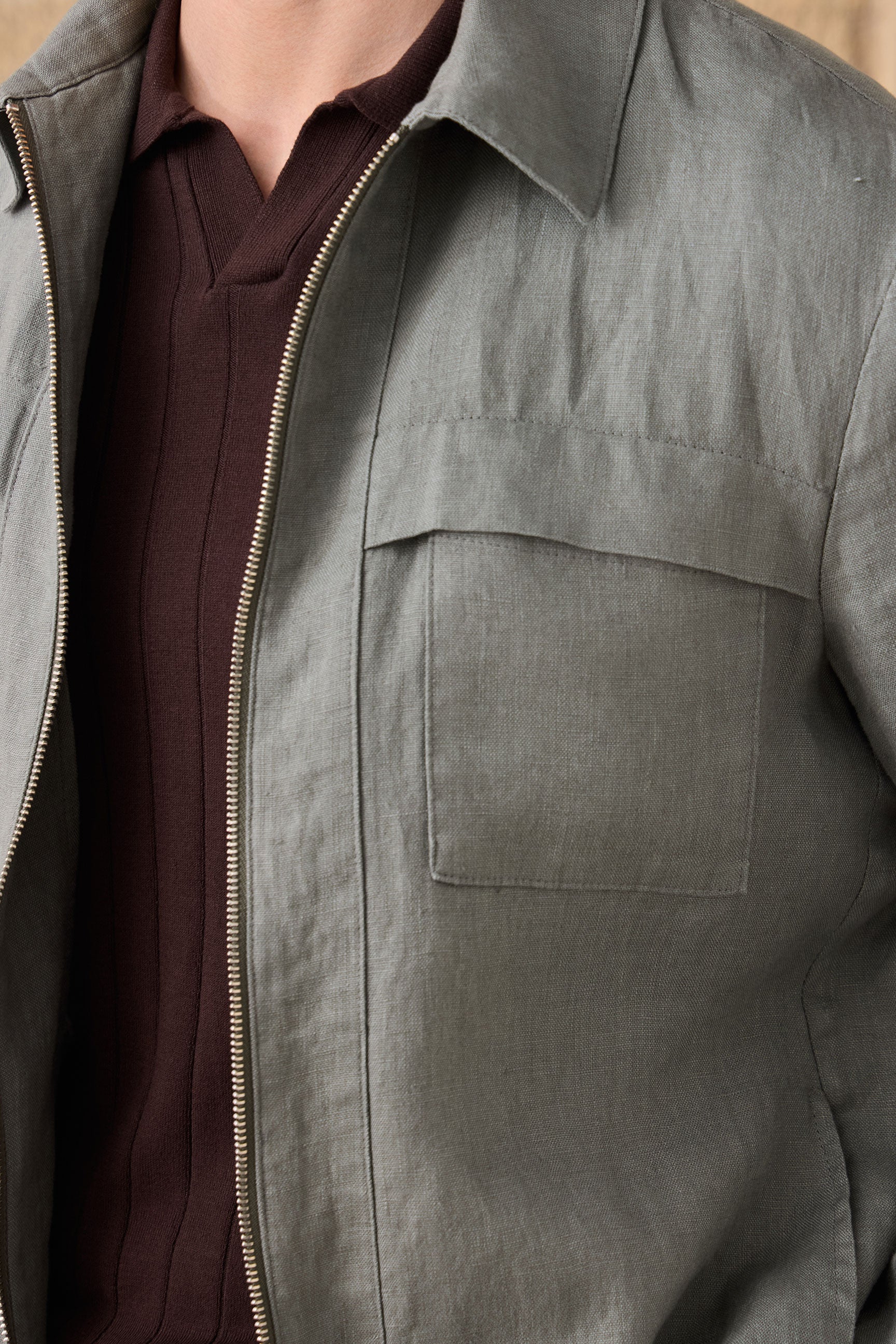 Herresæt med salviegrøn hørjakke med lynlås og beige bukser - smart, afslappet sommeroutfit
