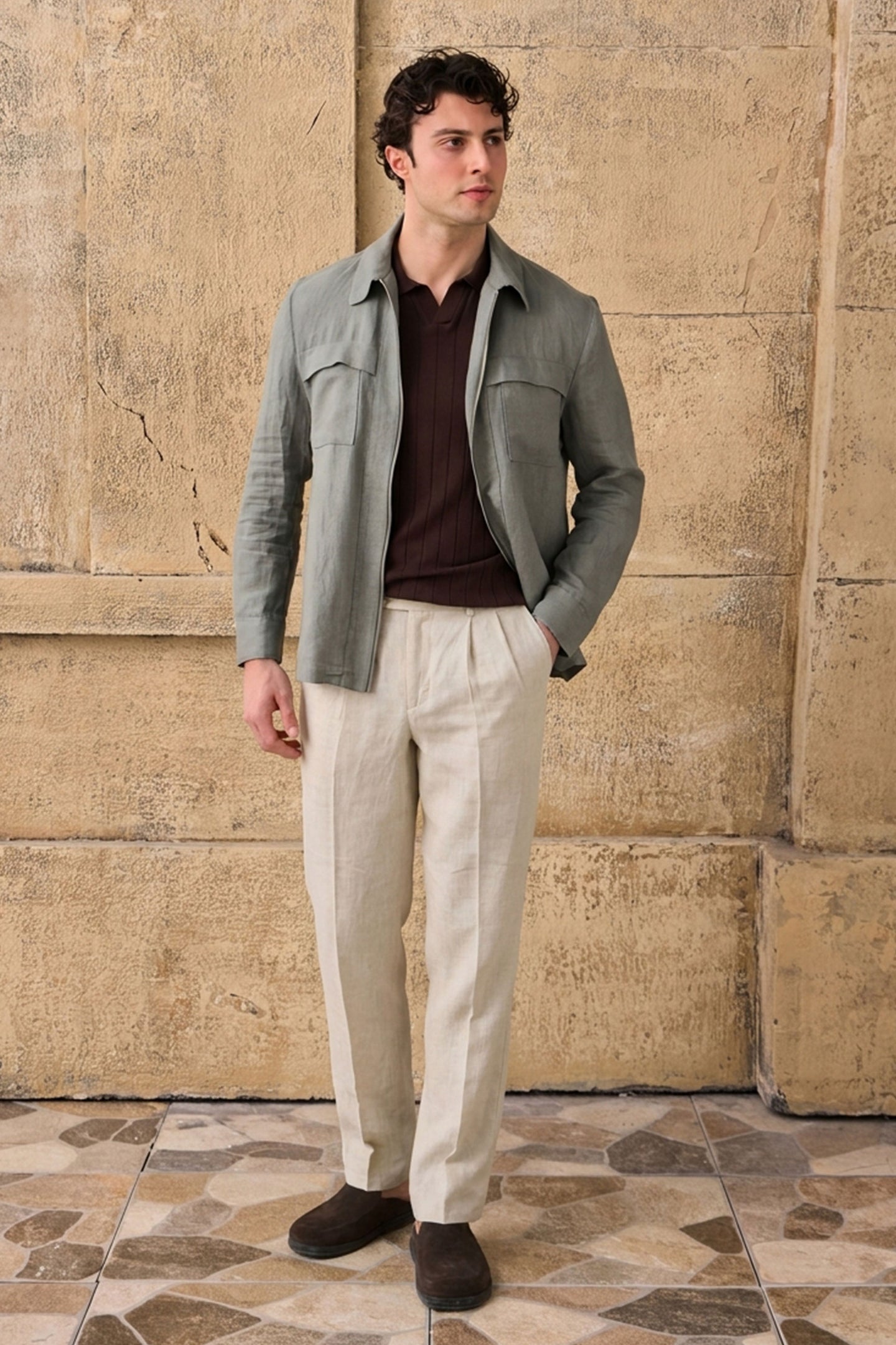 Herresæt med salviegrøn hørjakke med lynlås og beige bukser - smart, afslappet sommeroutfit