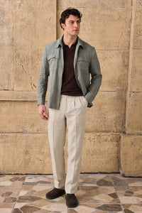 Herresæt med salviegrøn hørjakke med lynlås og beige bukser - smart, afslappet sommeroutfit