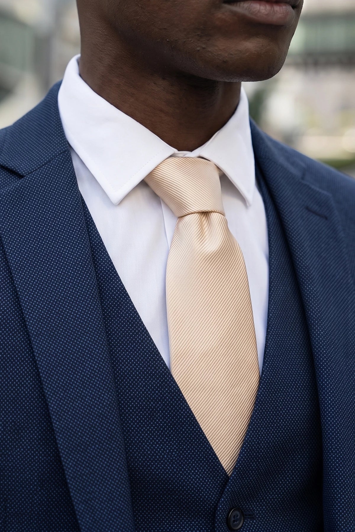 Beige, smalt, ensfarvet slips til mænd