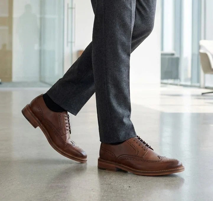 Herresko i brunt læder med brogue-detaljer