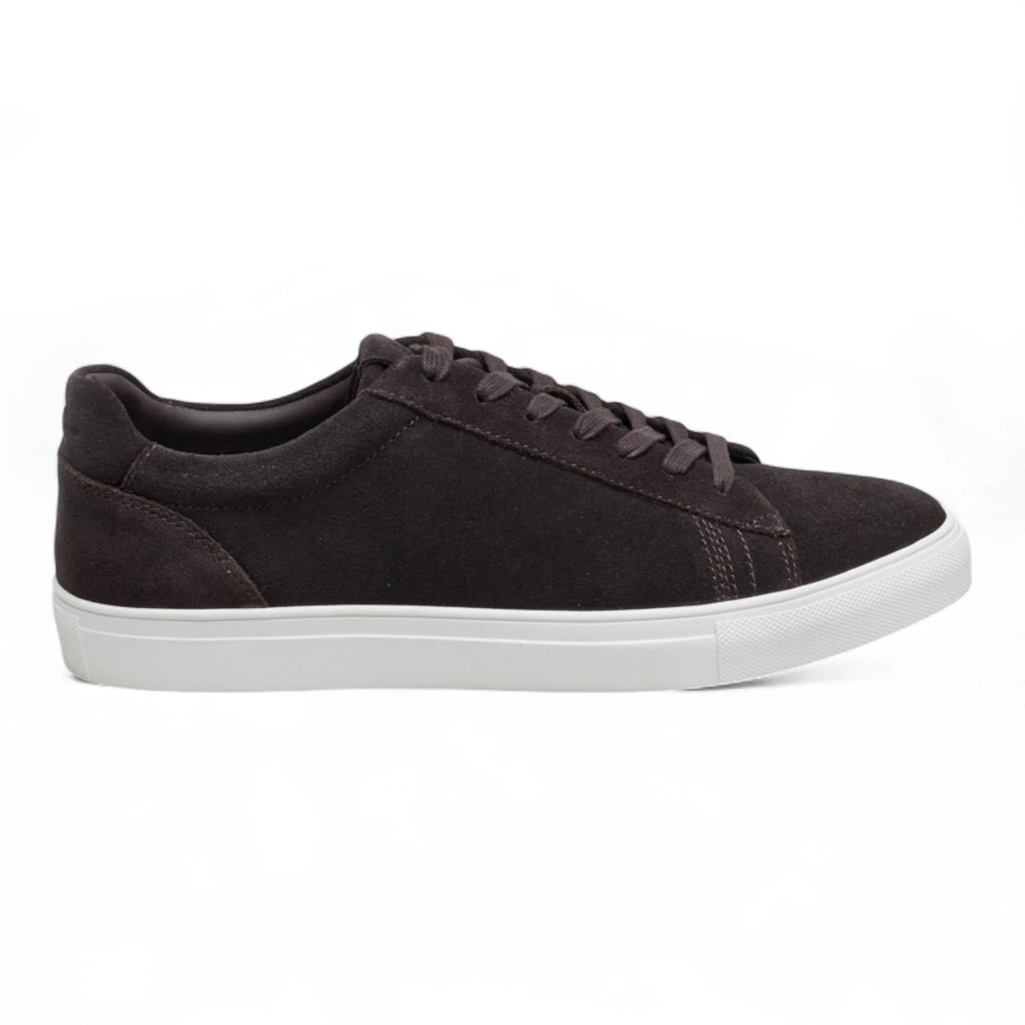 Herresneakers i brunt ruskind med snørebånd og casual look