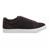 Herresneakers i brunt ruskind med snørebånd og casual look