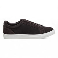 Herresneakers i brunt ruskind med snørebånd og casual look