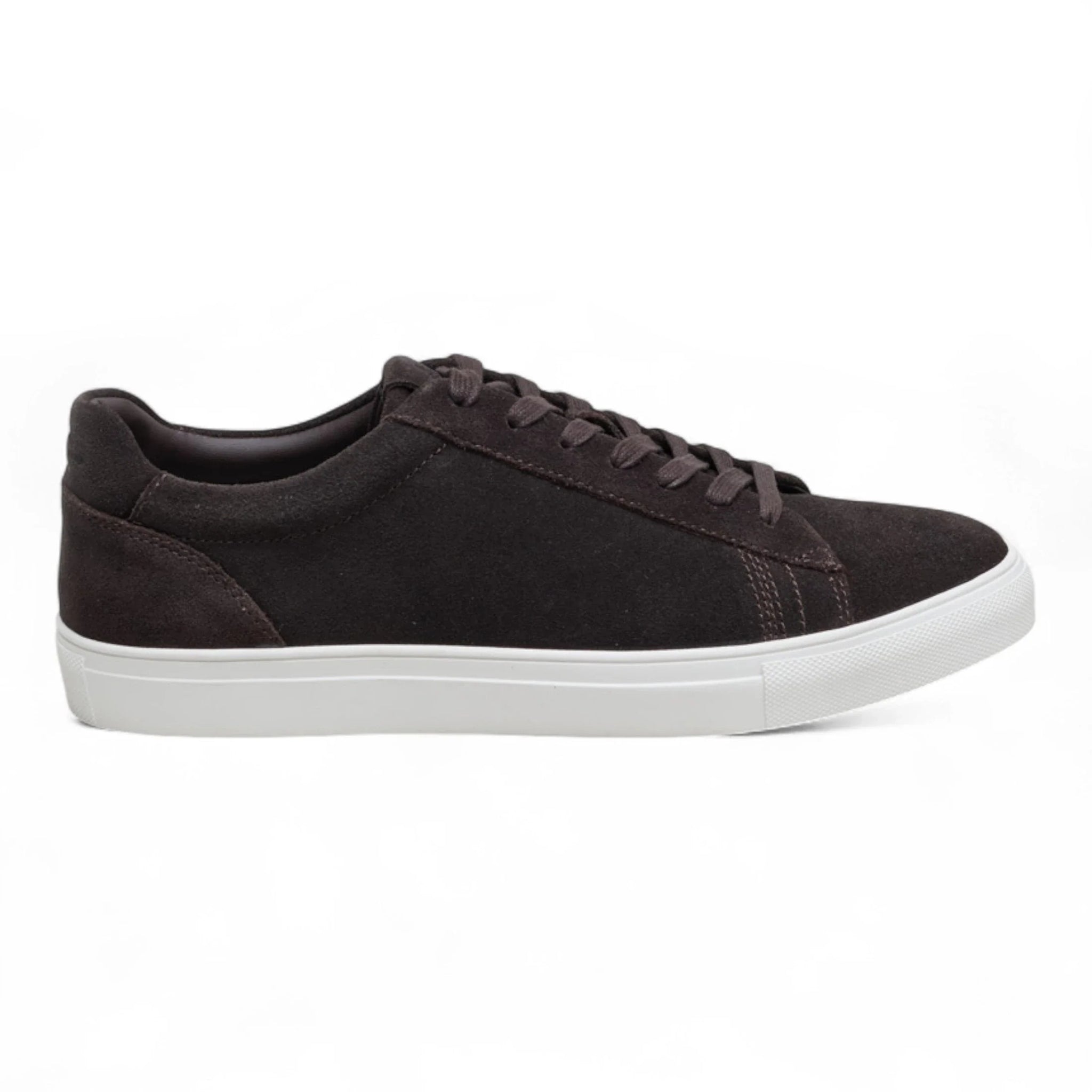Herresneakers i brunt ruskind med snørebånd og casual look