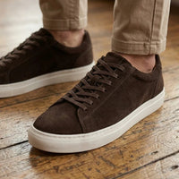 Herresneakers i brunt ruskind med snørebånd og casual look