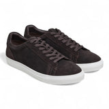 Herresneakers i brunt ruskind med snørebånd og casual look