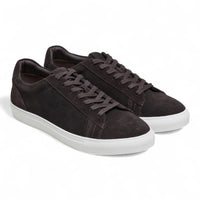 Herresneakers i brunt ruskind med snørebånd og casual look