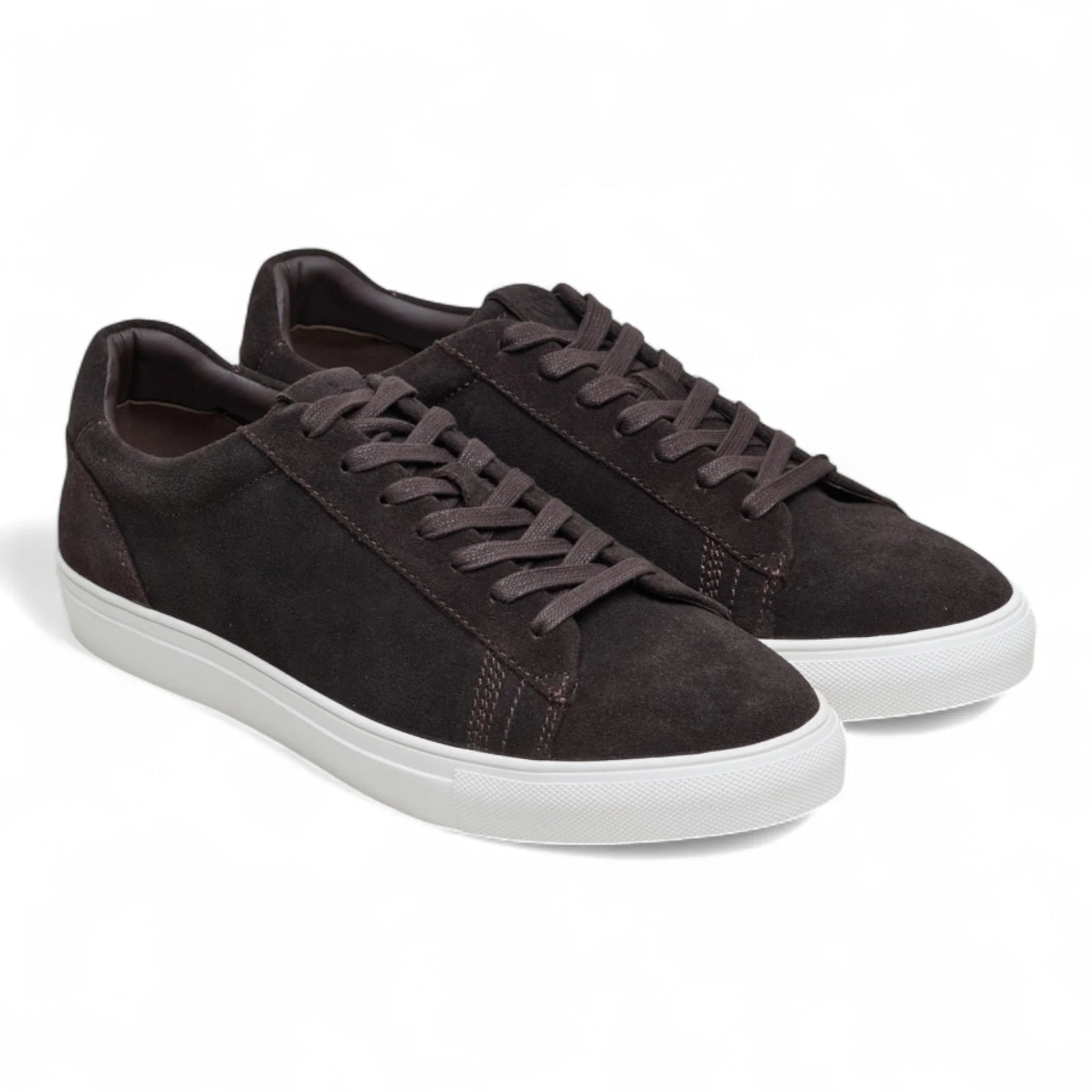 Herresneakers i brunt ruskind med snørebånd og casual look