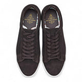 Herresneakers i brunt ruskind med snørebånd og casual look