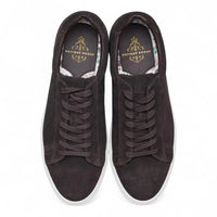 Herresneakers i brunt ruskind med snørebånd og casual look