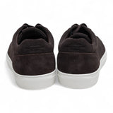 Herresneakers i brunt ruskind med snørebånd og casual look