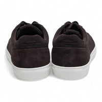 Herresneakers i brunt ruskind med snørebånd og casual look