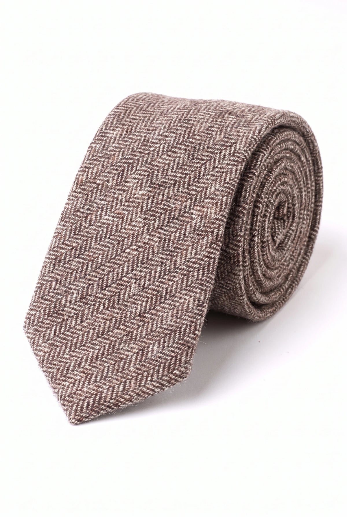 Herreslips i brunt tweed med sildebensmønster