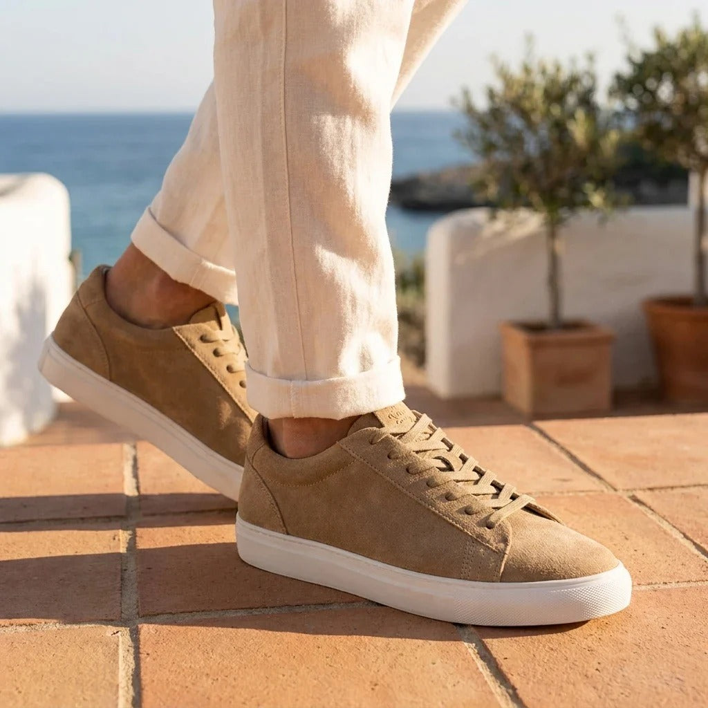 Herresneakers i steengrå ruskind med snørebånd og casual look