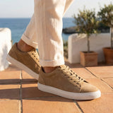 Herresneakers i steengrå ruskind med snørebånd og casual look