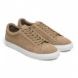 Herresneakers i steengrå ruskind med snørebånd og casual look