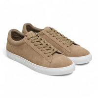 Herresneakers i steengrå ruskind med snørebånd og casual look