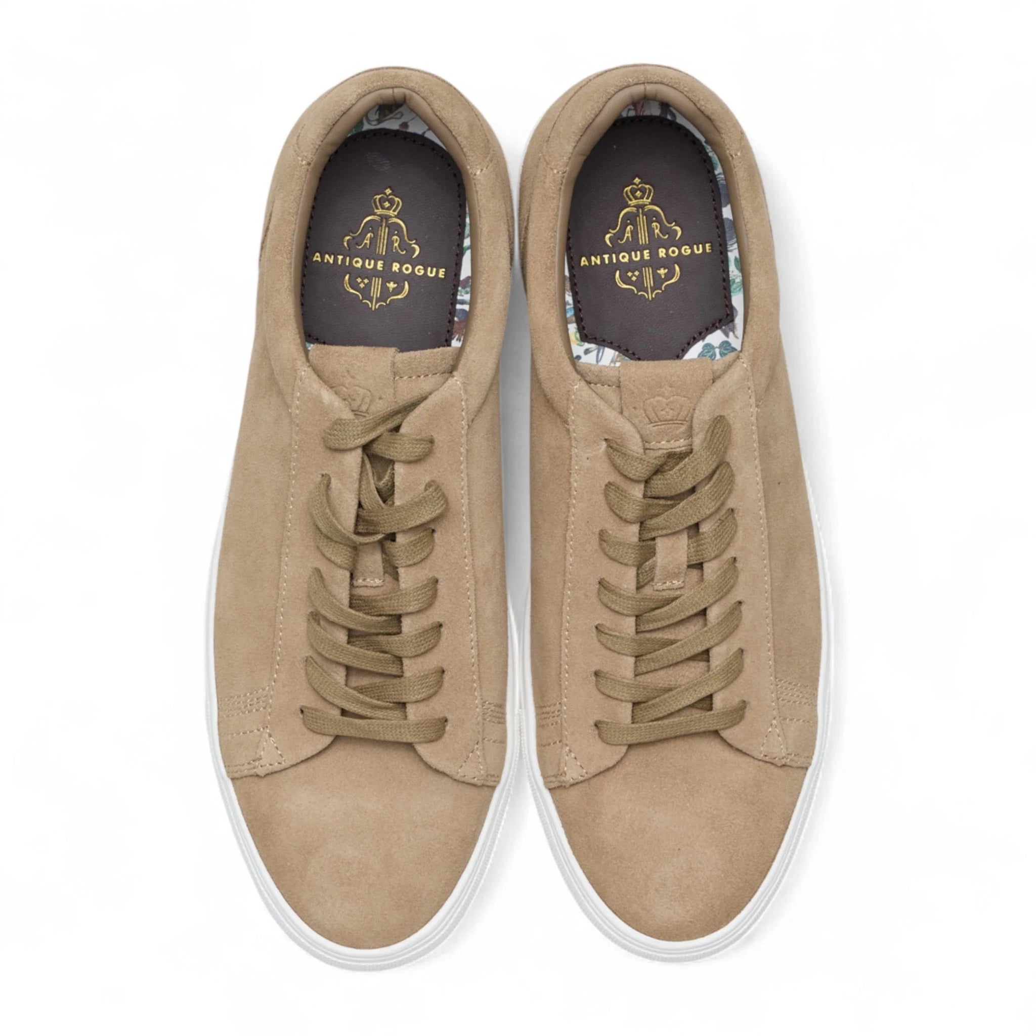 Herresneakers i steengrå ruskind med snørebånd og casual look