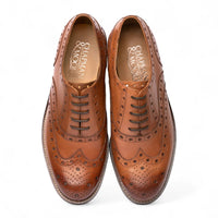 Herresko med wingtip-brogue-detaljer i læder og brunbrun