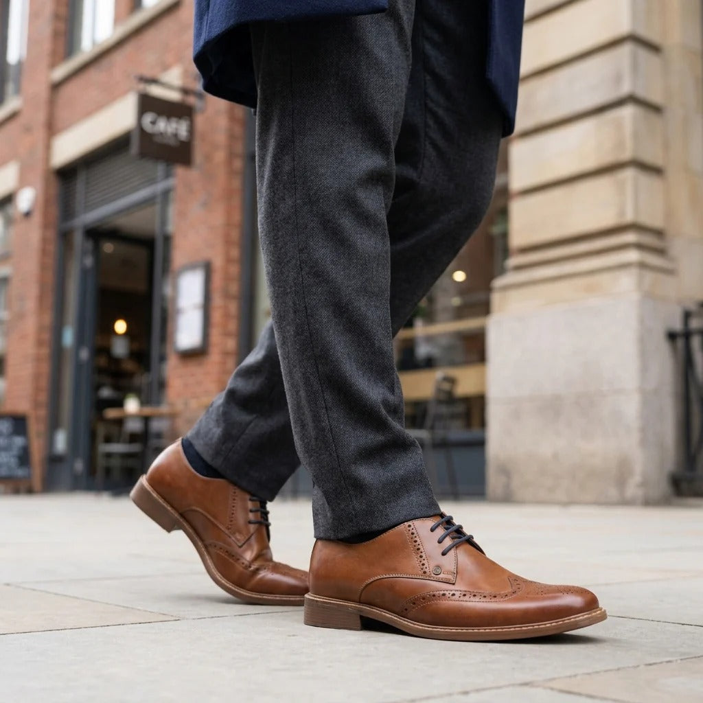 Herresko med Wingtip-detaljer i læder og brogue-design