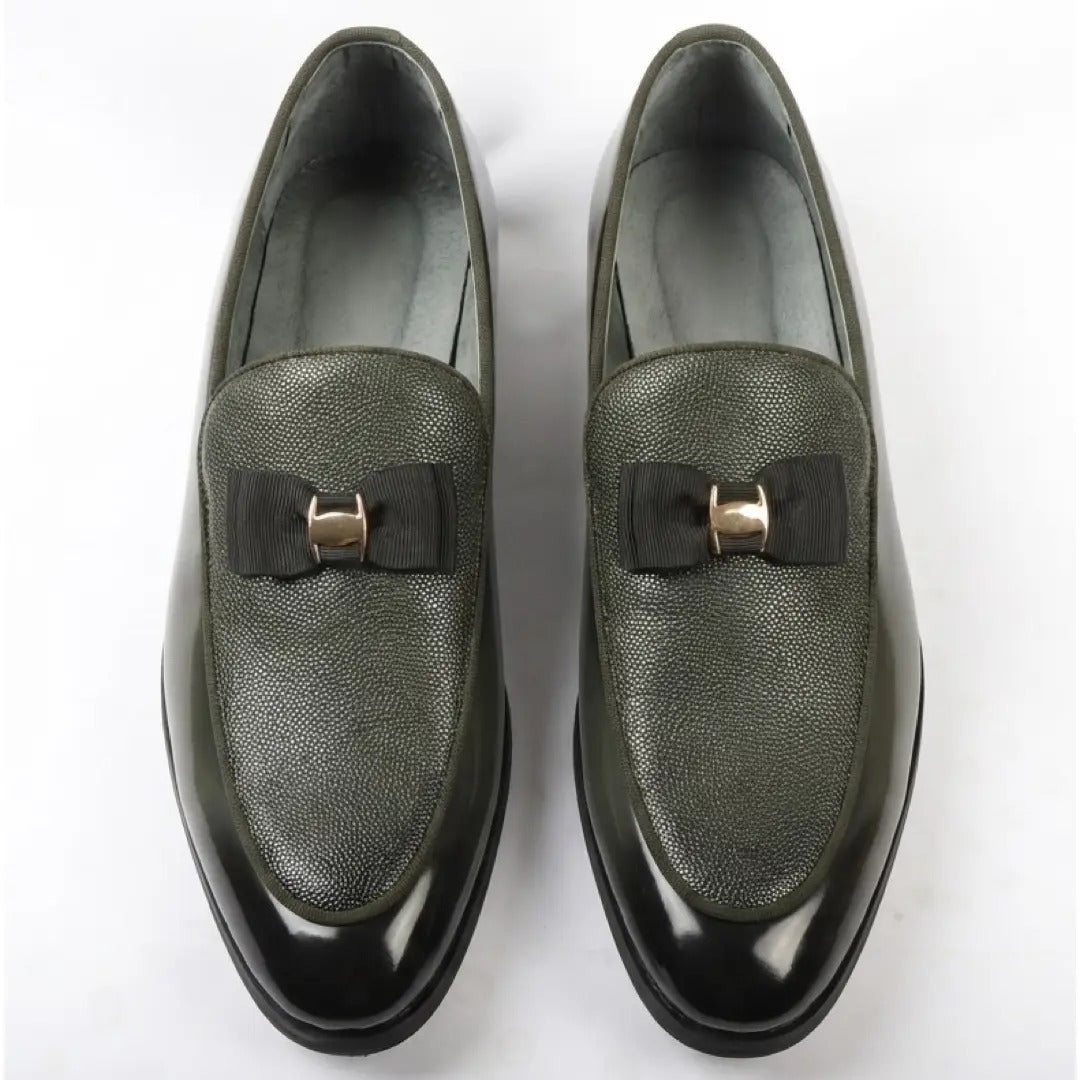 Herreloafers med tekstureret front og ikonisk spænde og sløjfe