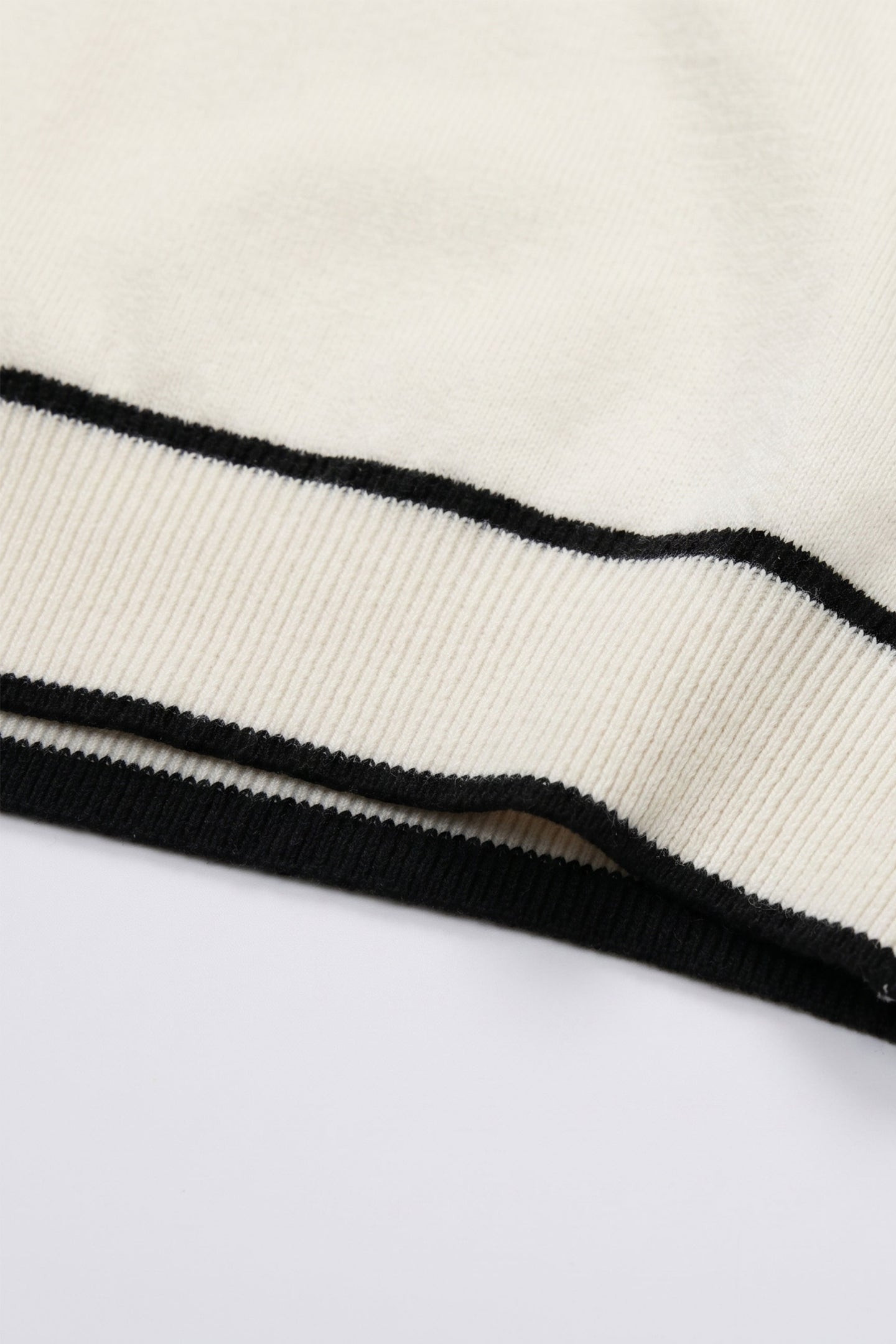 Herre Off-white strikket T-shirt med normal pasform og kontrastkant og rund hals