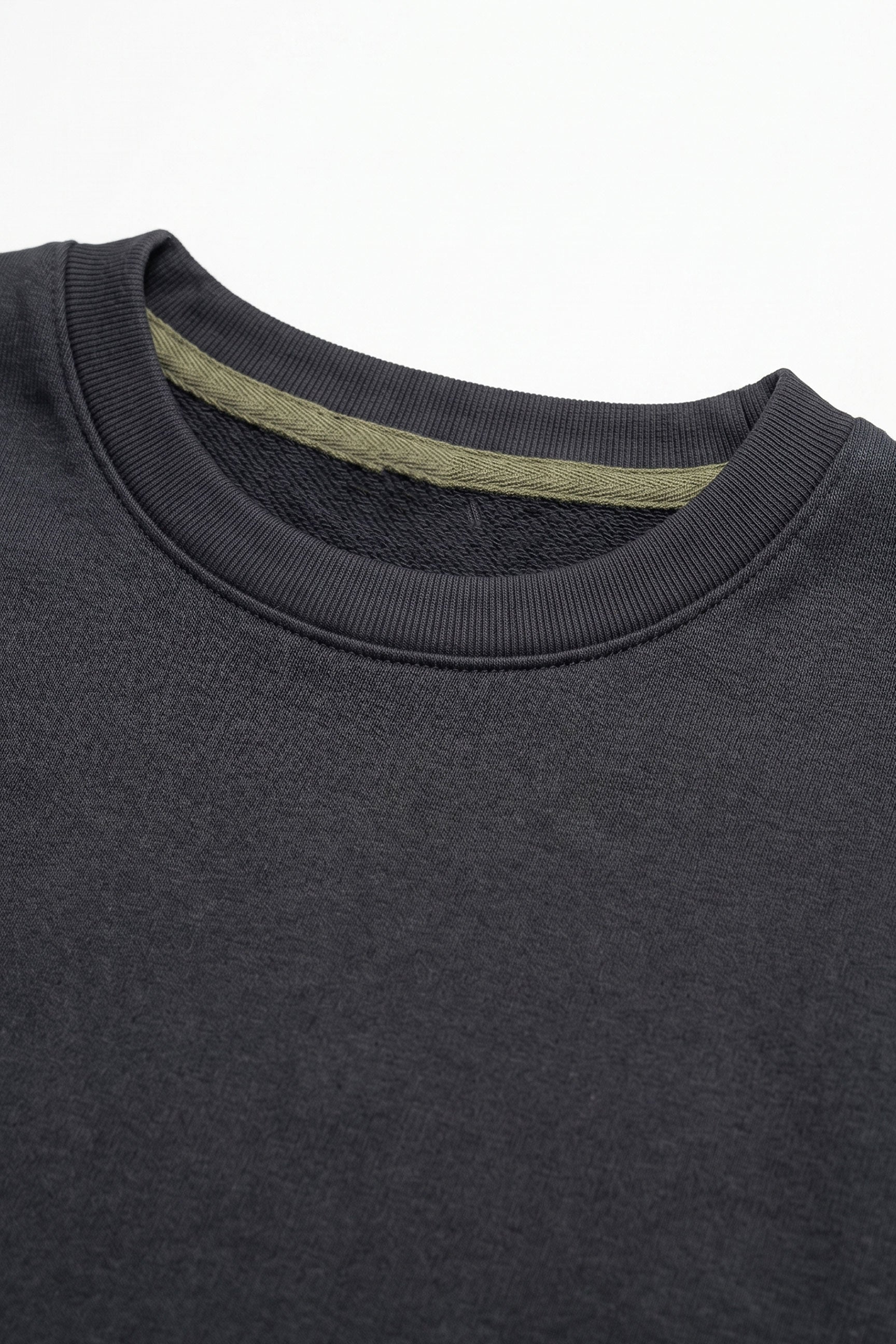 Herre T-shirt med rund hals og afslappet pasform i mørk marineblå med rå kant og bomuldsblanding