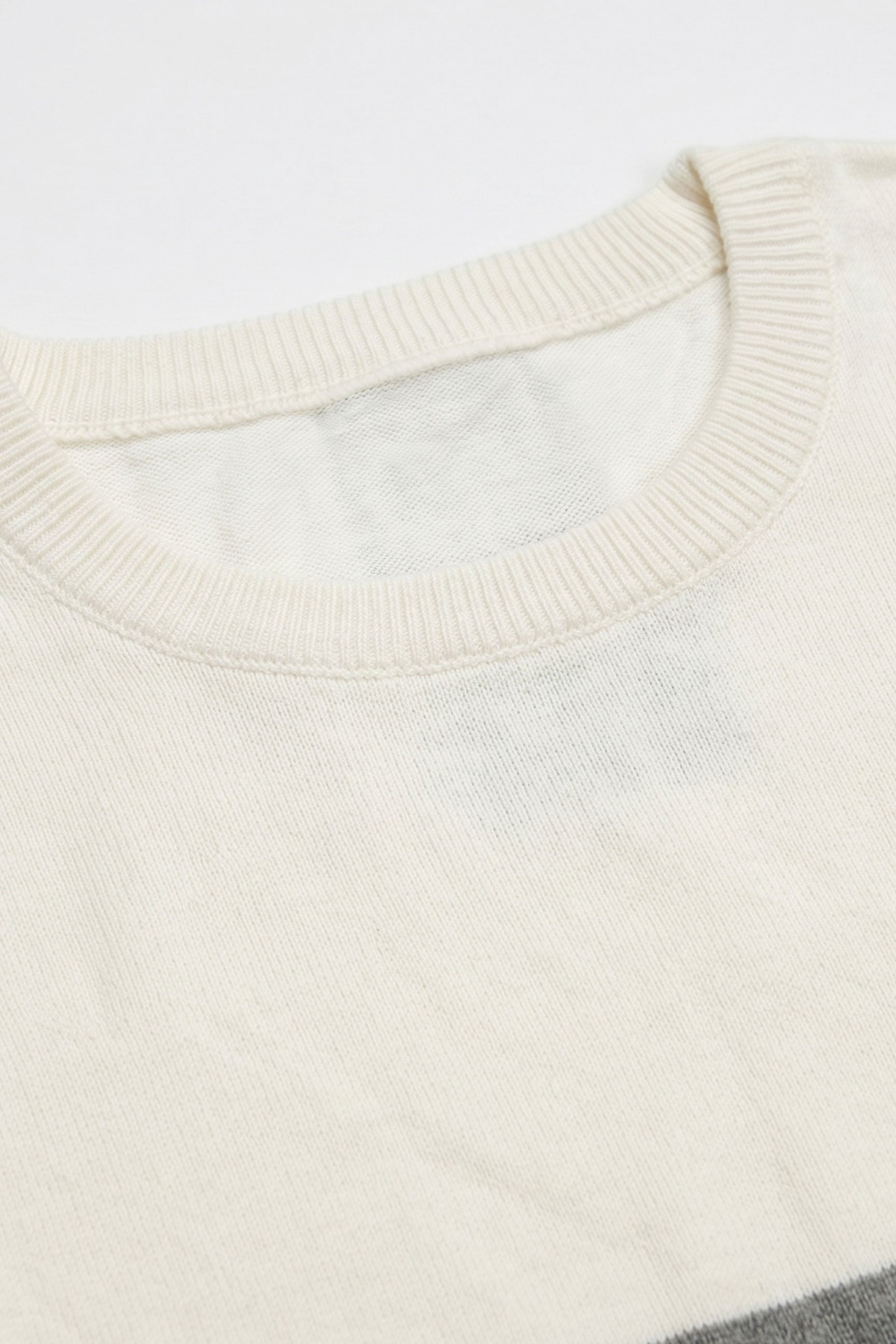 Hvid og sort strikket T-shirt med farveblok til mænd